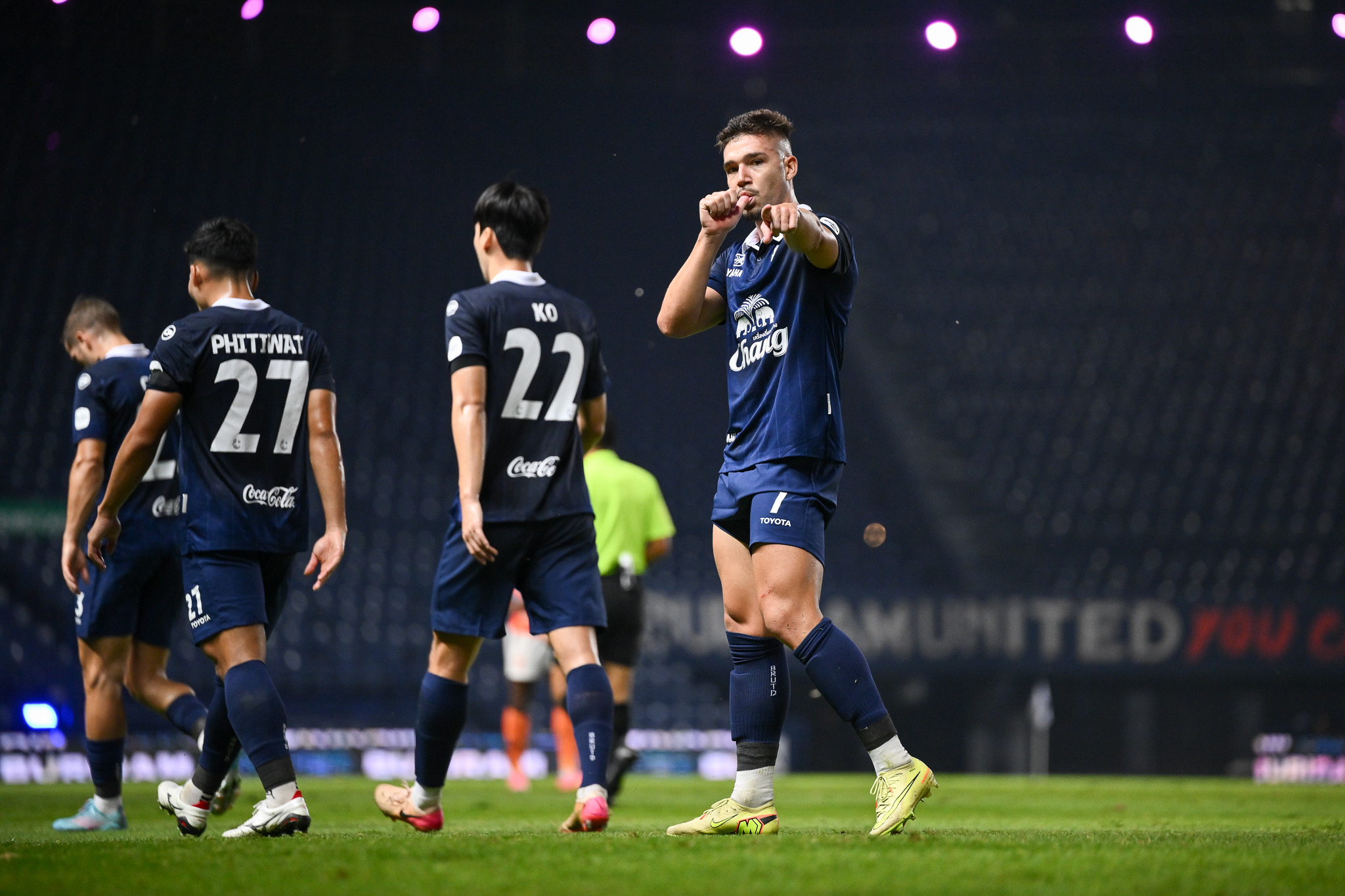 บุรีรัมย์สยบราชันมังกร2-0